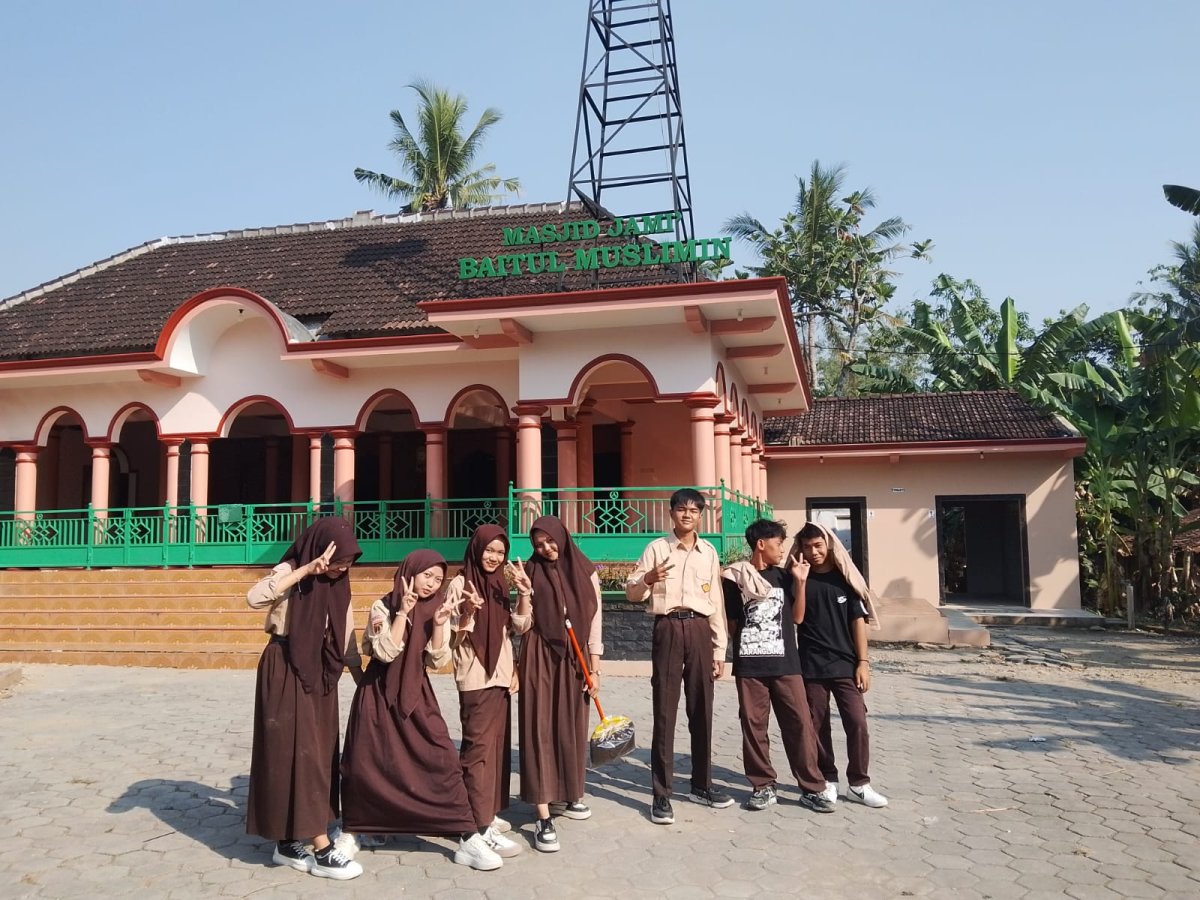 Kegiatan baksos siswa-siswi dan guru pendamping MA AL-FALAH bersih-bersih di Masjid Baitul Muslimin Panimbo.