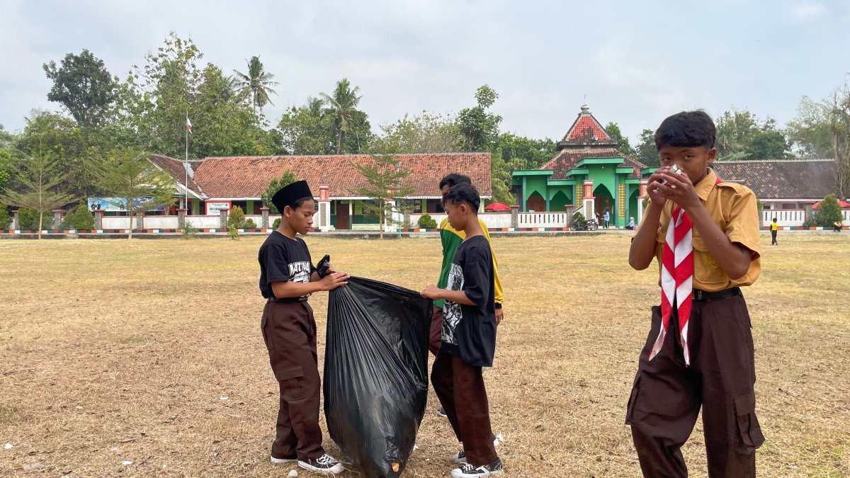 Peduli Lingkungan, MA Al Falah Gelar Aksi 'Ngresik’i' Alun-alun Karanglangu