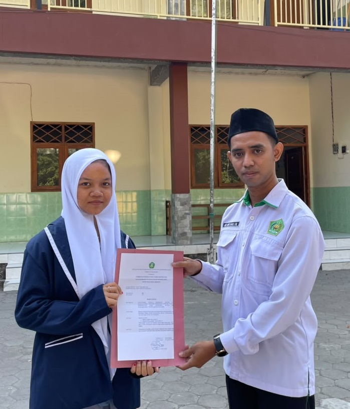 Harumkan Nama Madrasah, Dua Siswi MA Al Falah Karanglangu Terima SK Apresiasi
